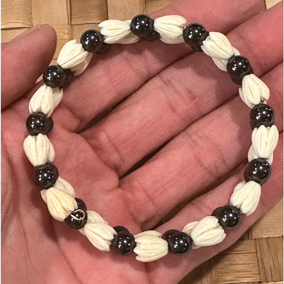 821. Pīkake carved Jasmine & Hematite double wrapped beaded memory wire bracelet - Picture 4 of 5